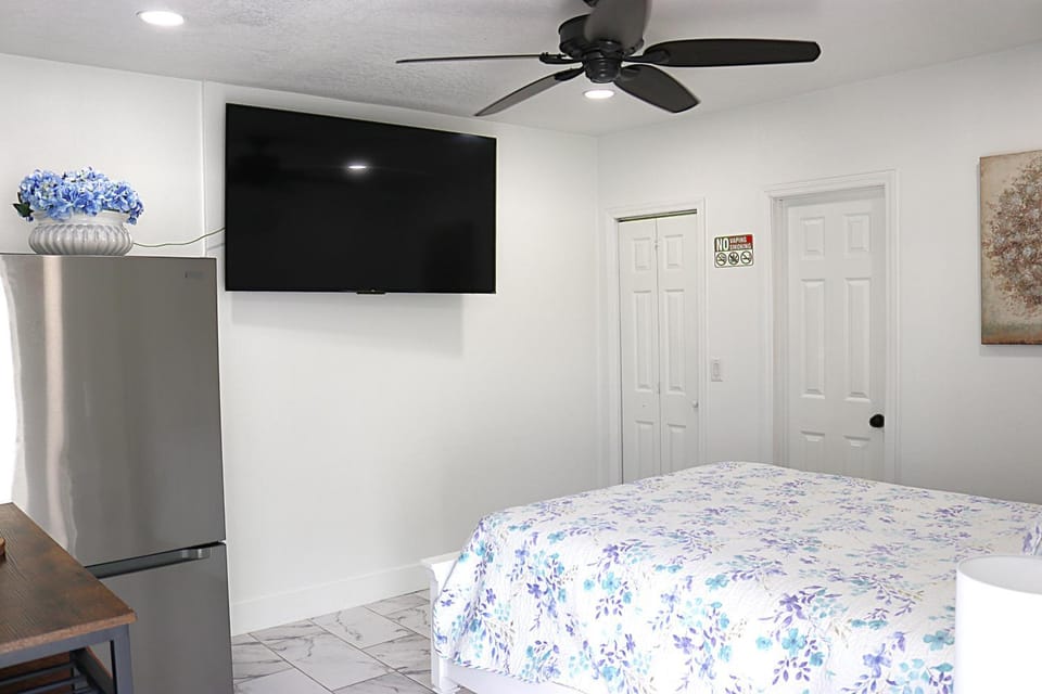 Bed, TV and multimedia, Bedroom