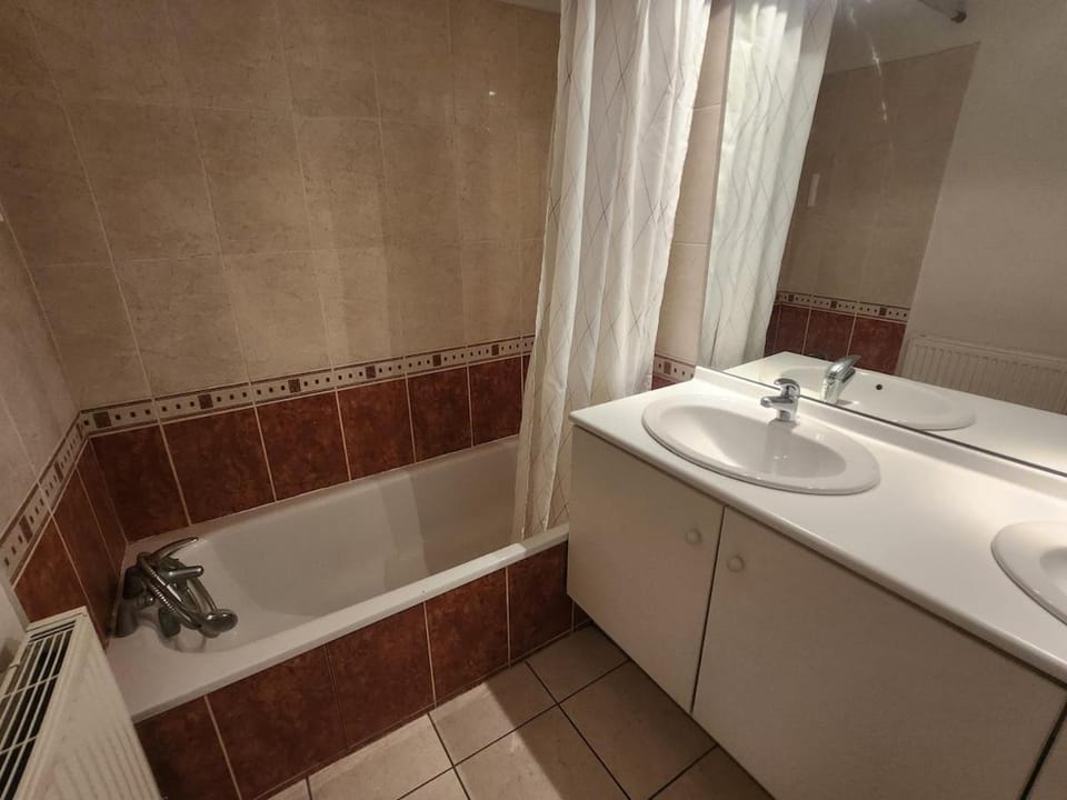 T3 avec piscine a 5mn du centre ville Apartment in Valence