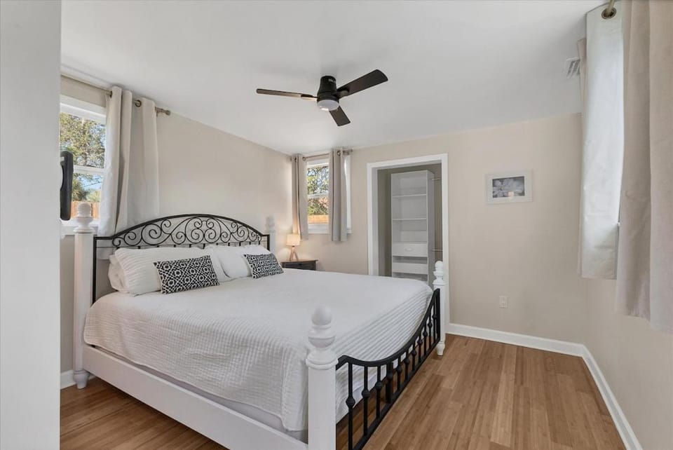 Peaceful Oasis with Pool near Downtown and Beaches House in Sarasota
