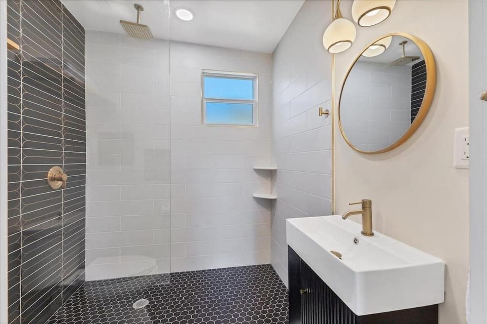 Peaceful Oasis with Pool near Downtown and Beaches House in Sarasota
