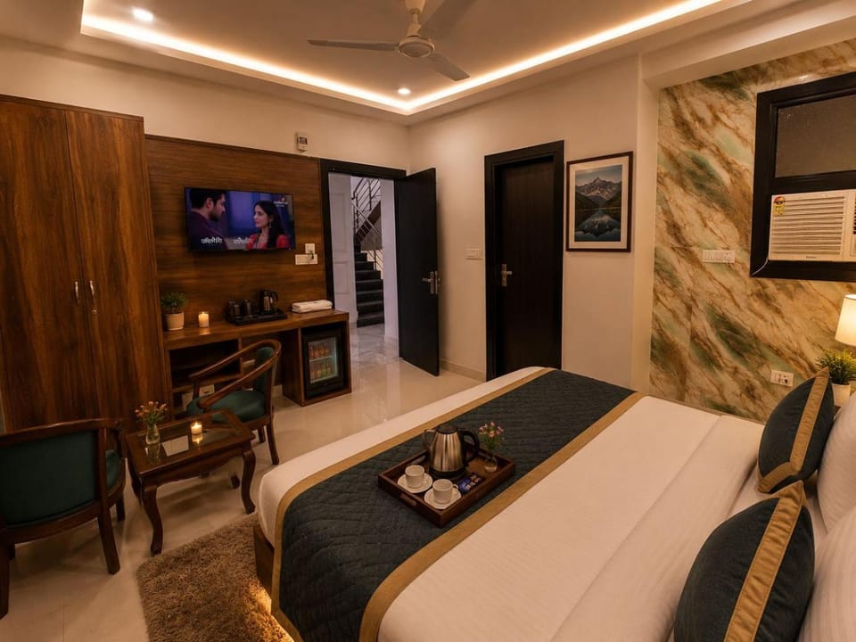 Property building, Bed, TV and multimedia, Living room, Photo of the whole room, Seating area, Bedroom, hair dresser, air conditioner