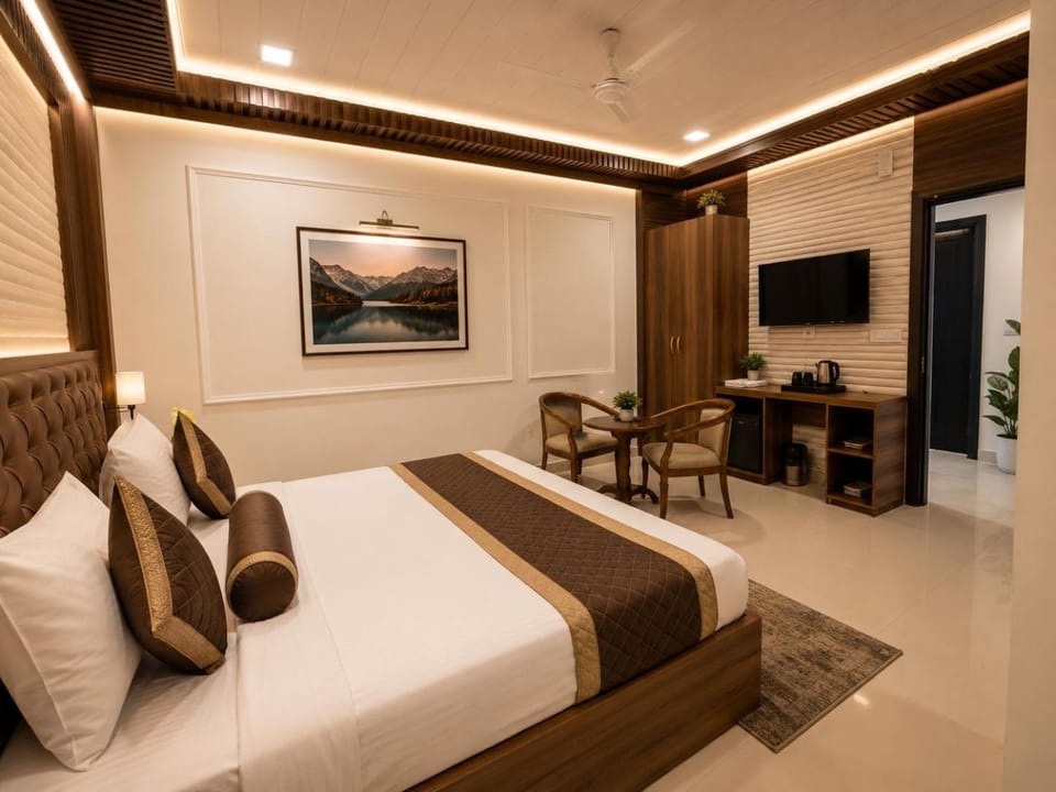 Property building, Communal lounge/ TV room, Bed, TV and multimedia, Living room, Photo of the whole room, Seating area, Evening entertainment, Bedroom, hair dresser
