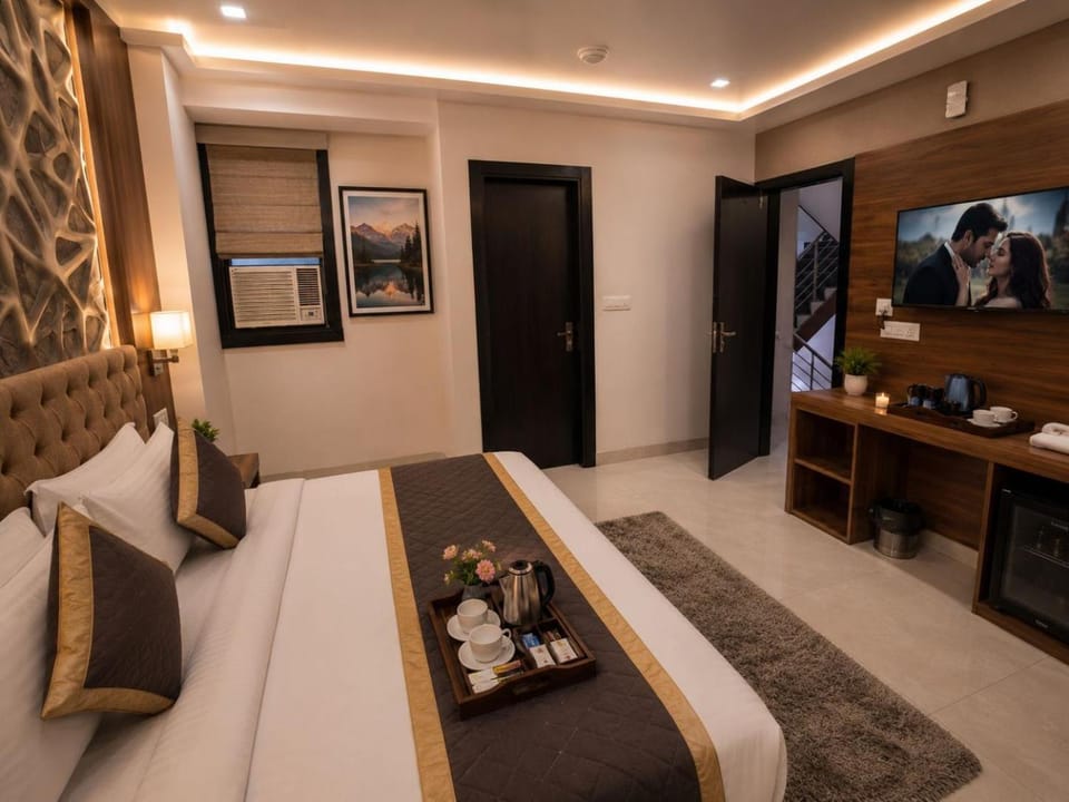 Property building, Bed, TV and multimedia, Living room, Photo of the whole room, Seating area, Bedroom