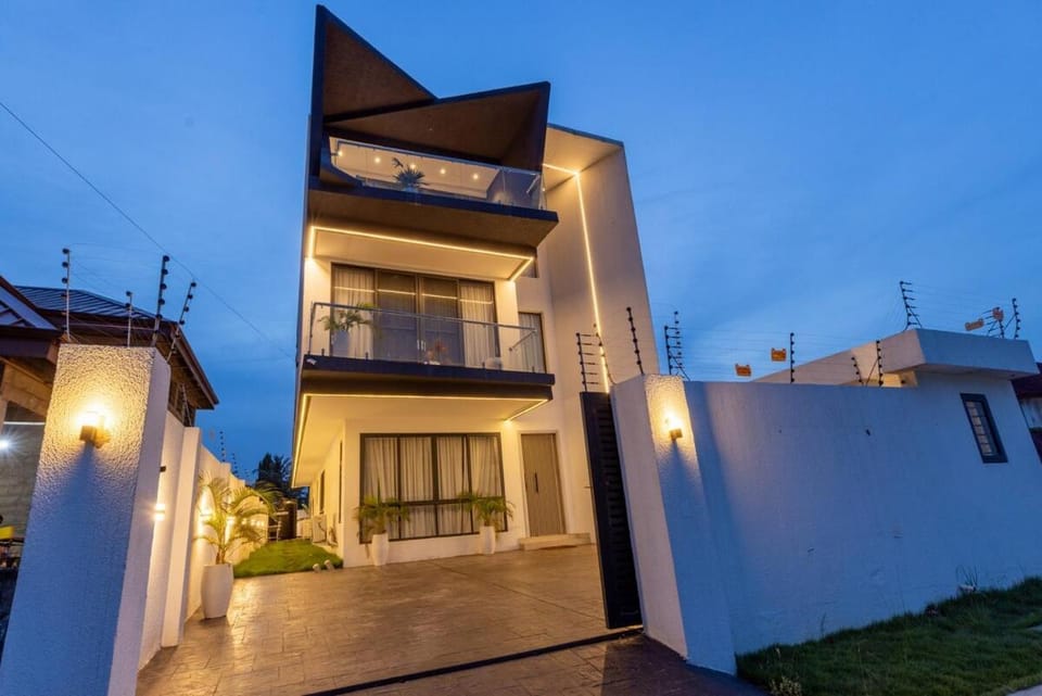 Luxe Smart Villa, Pool, Backup Power, Concierge Villa in Accra