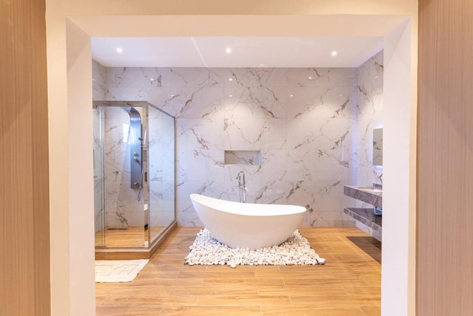 Luxe Smart Villa, Pool, Backup Power, Concierge Villa in Accra