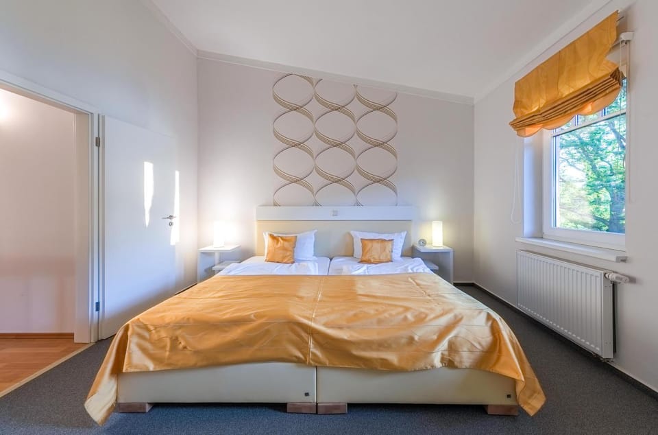 Bed, Photo of the whole room, Bedroom, Garden view