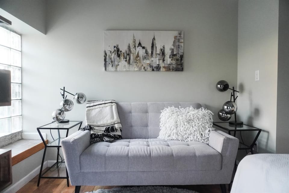 Modern Queen Suite Near SIU Carbondale Hotel in Carbondale