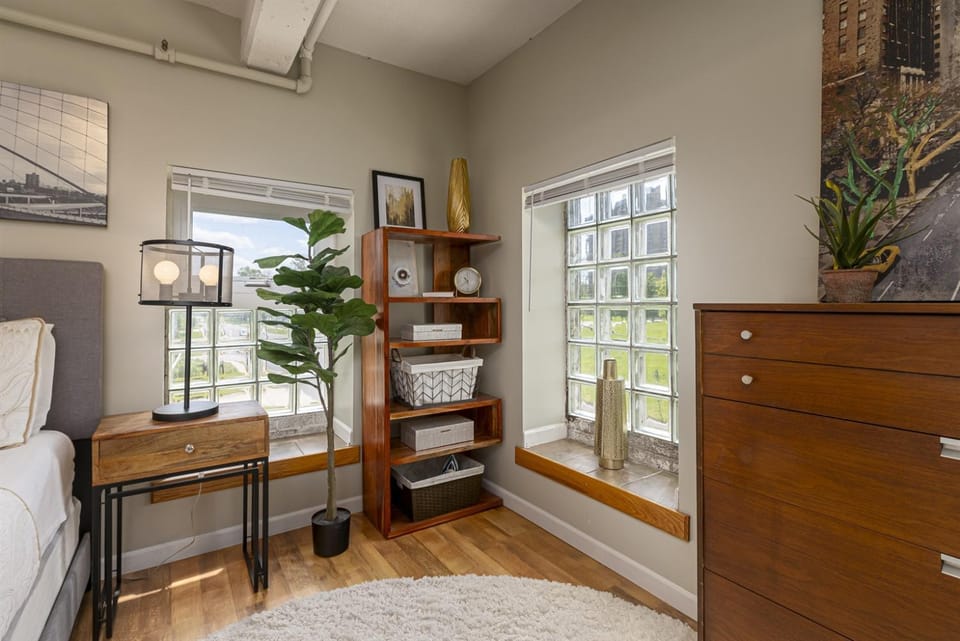 Modern Queen Suite Near SIU Carbondale Hotel in Carbondale