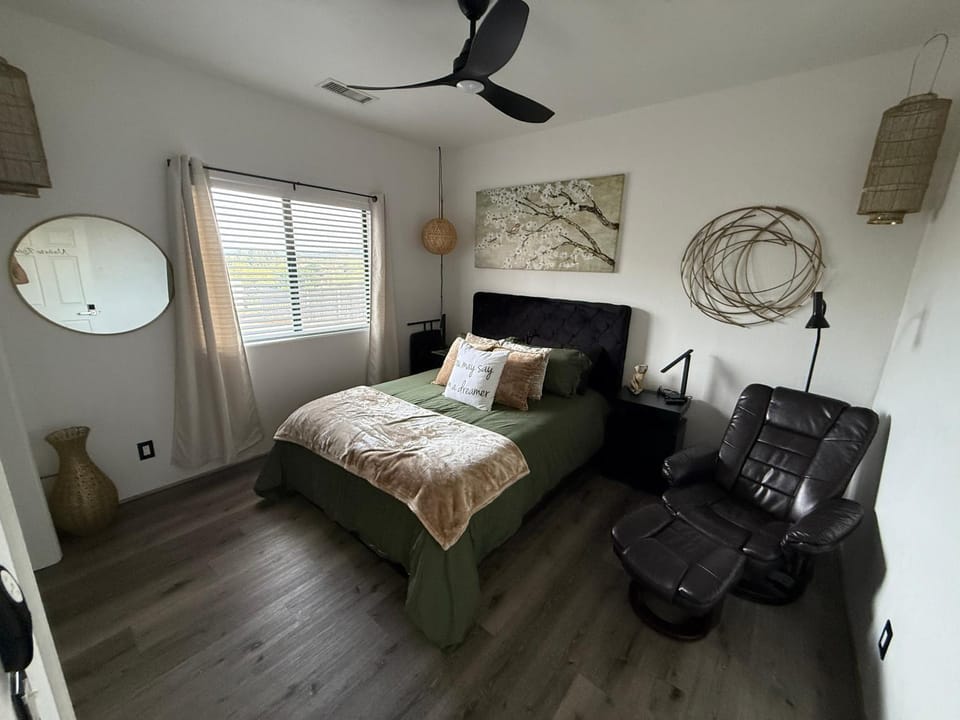 Bed, Photo of the whole room, Seating area, Bedroom