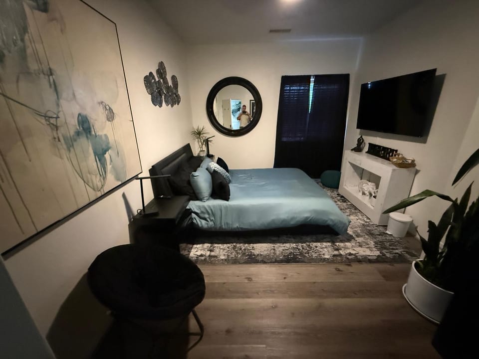 Bed, TV and multimedia, Photo of the whole room, Seating area, Bedroom