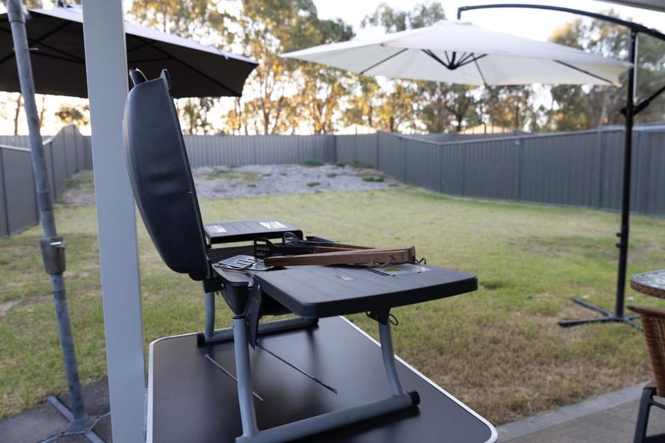 4BR Home with Outdoor Dining, BBQ & Movie Room House in Armidale