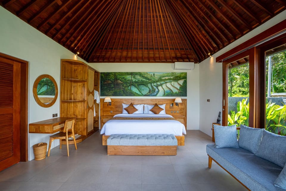 Bed, Seating area, Bedroom
