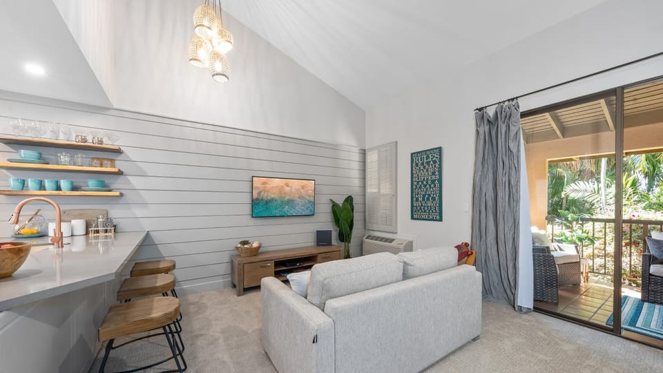 Wailea Ekahi Studio #52-E Beautifully Renovated Studio on Keawakapu Beach Apartment in Wailea