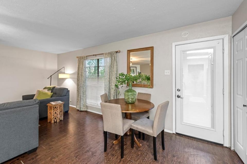 Stylish 3 Bed 2 Bath Home with Fenced Yard House in The Colony