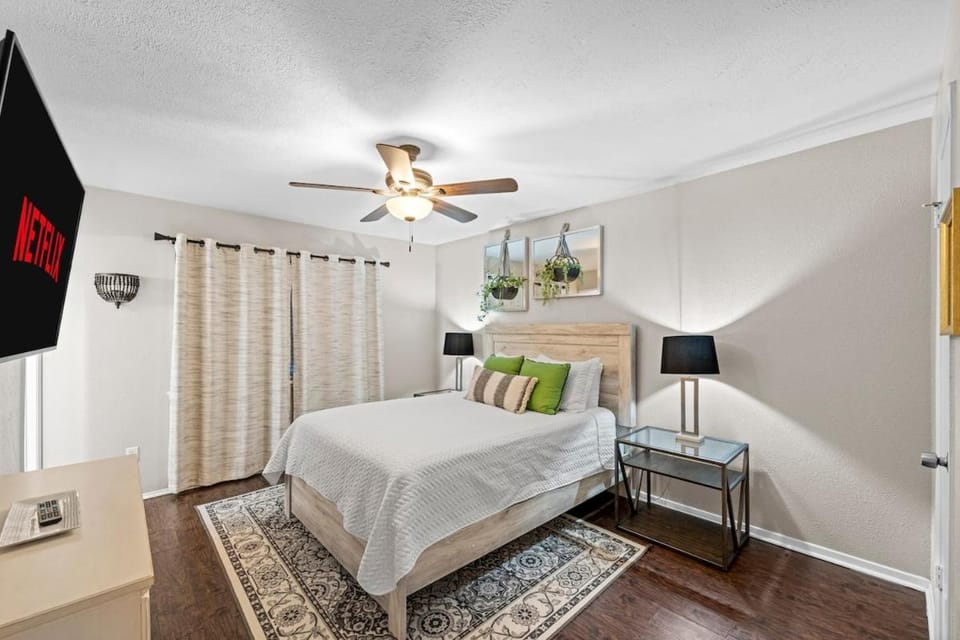 Stylish 3 Bed 2 Bath Home with Fenced Yard House in The Colony