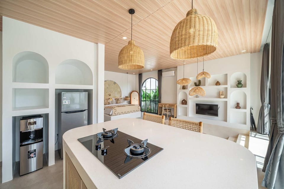 Kitchen or kitchenette, minibar, stove
