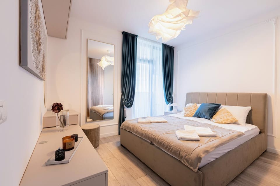 Toilet, Bed, Bedroom