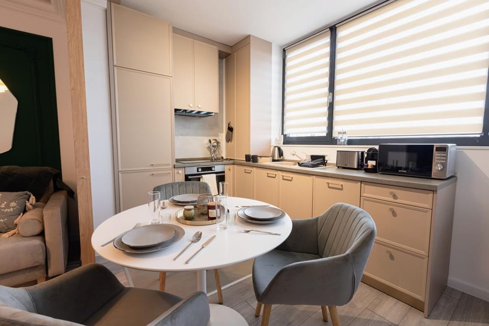 Coffee/tea facilities, Living room, Dining area, microwave, oven, stove, kitchen