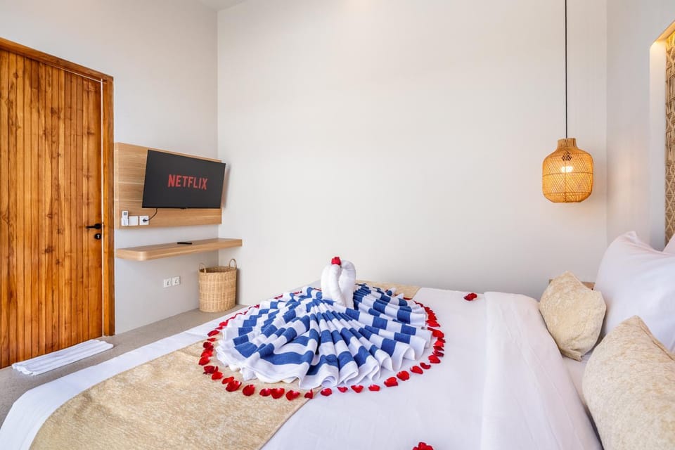Bed, TV and multimedia, Photo of the whole room, Bedroom