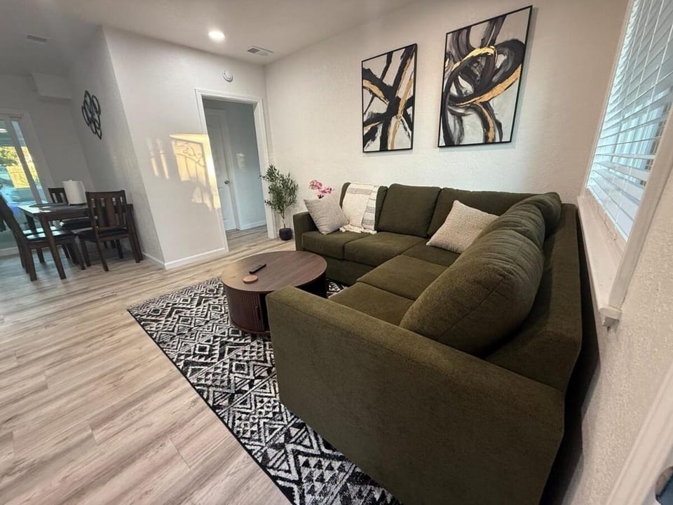 Modern retreat in Richmond Near SF & Berkeley House in El Cerrito