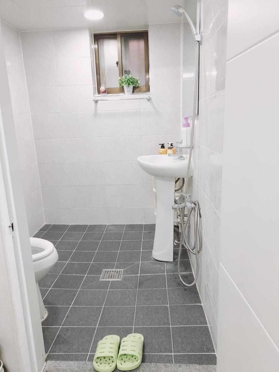 6, near Sangsu stn, 1st floor, quiet area Apartment in Seoul
