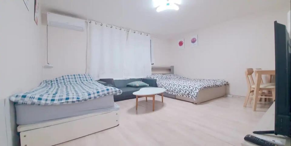 6, near Sangsu stn, 1st floor, quiet area Apartment in Seoul