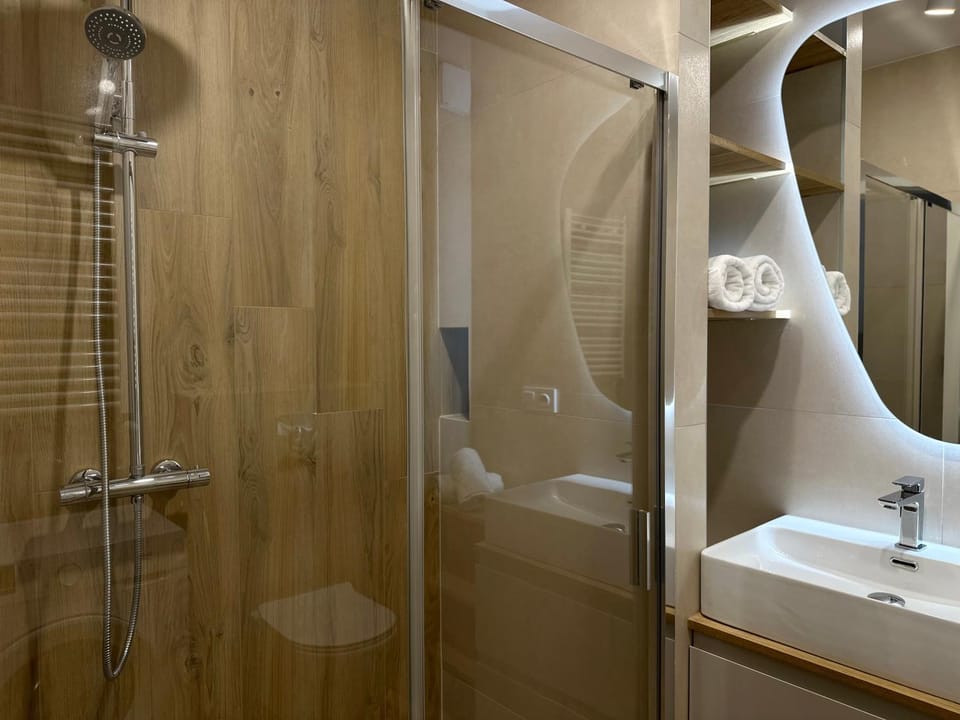 Shower, Bathroom, towels