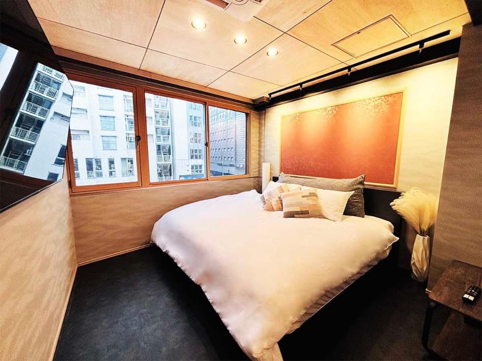 Bed, TV and multimedia, Bedroom