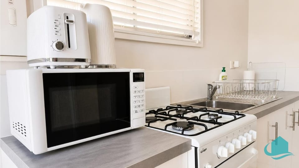 Coffee/tea facilities, Kitchen or kitchenette, stove, stove, toaster