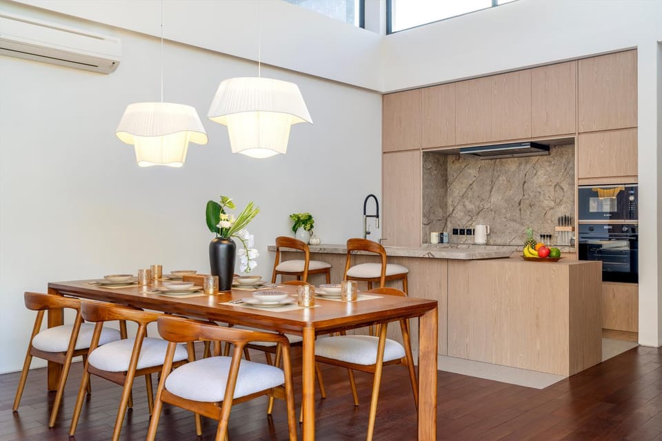 Dining area, microwave, oven, stove, kitchen, air conditioner