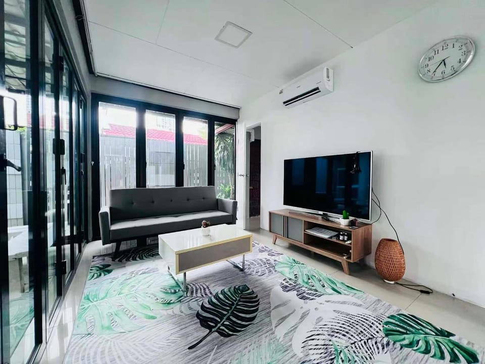 TV and multimedia, Living room, Seating area, Evening entertainment, air conditioner