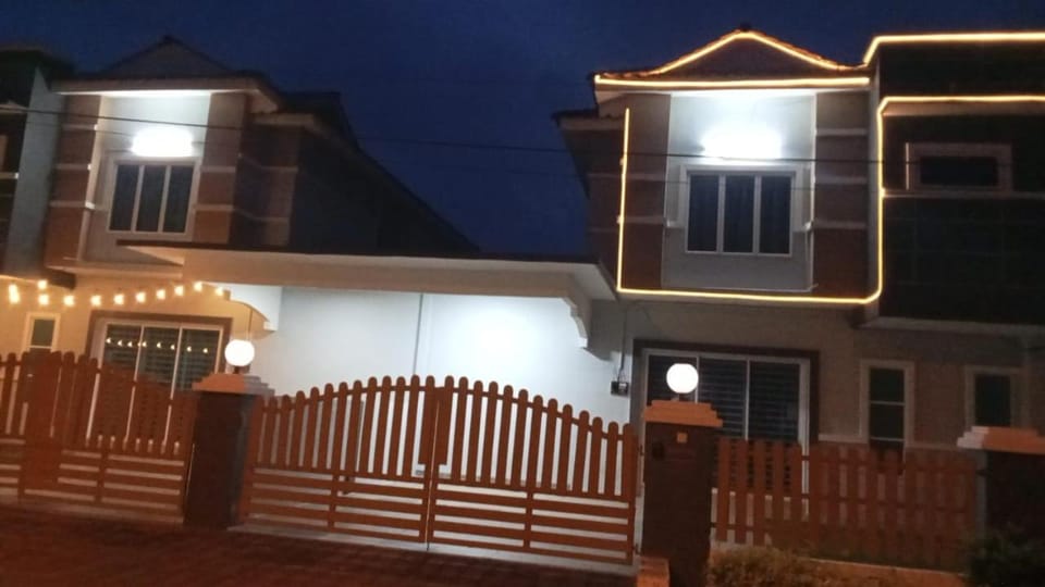 Pusing Classic Semi D House House in Perak Tengah District