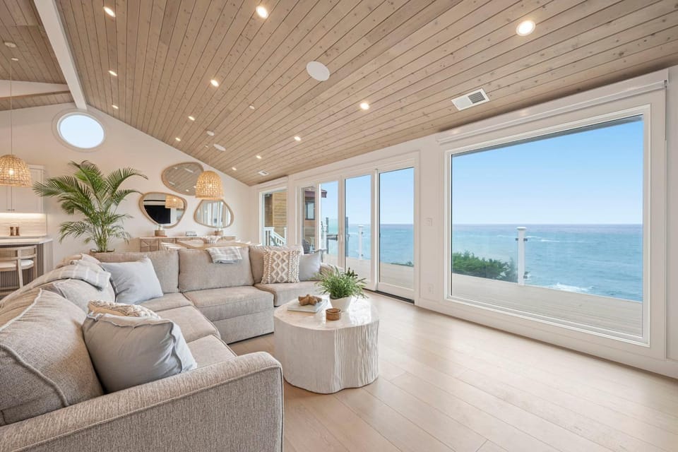 Luxury Oceanfront Retreat w Hot Tub Fire Table & Pacific Views near SF House in Moss Beach