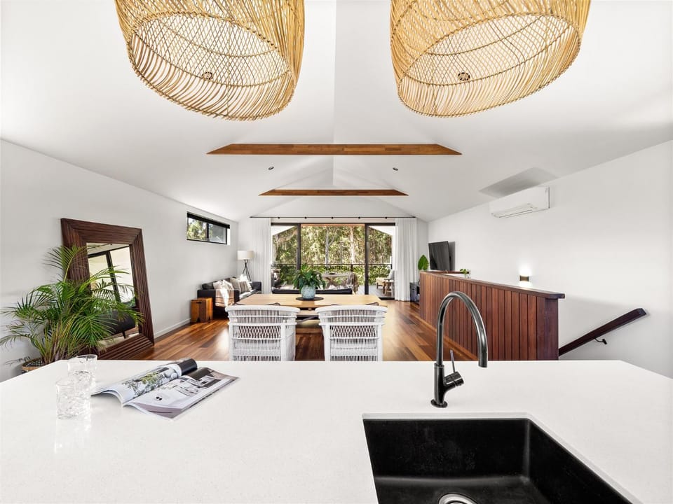 Dining area, kitchen