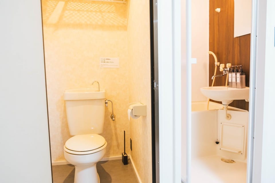 Shower, Toilet