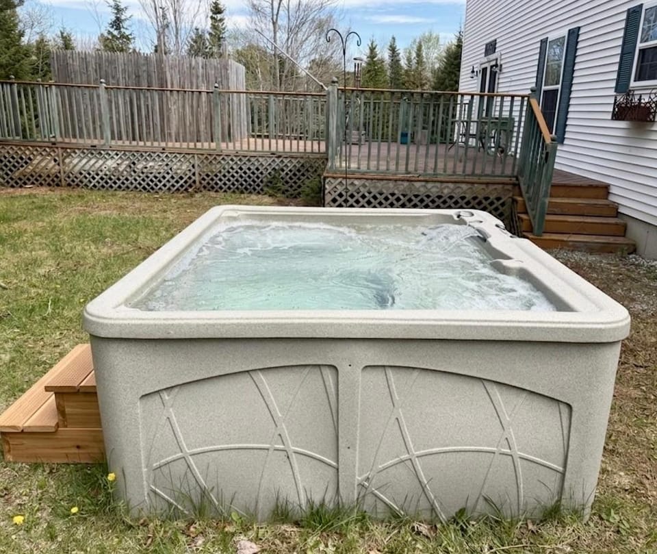 Spacious Seven Peaks Ridge Quiet Side Hot Tub, Pet Friendly, Fire Pit & Deck Country House in Southwest Harbor