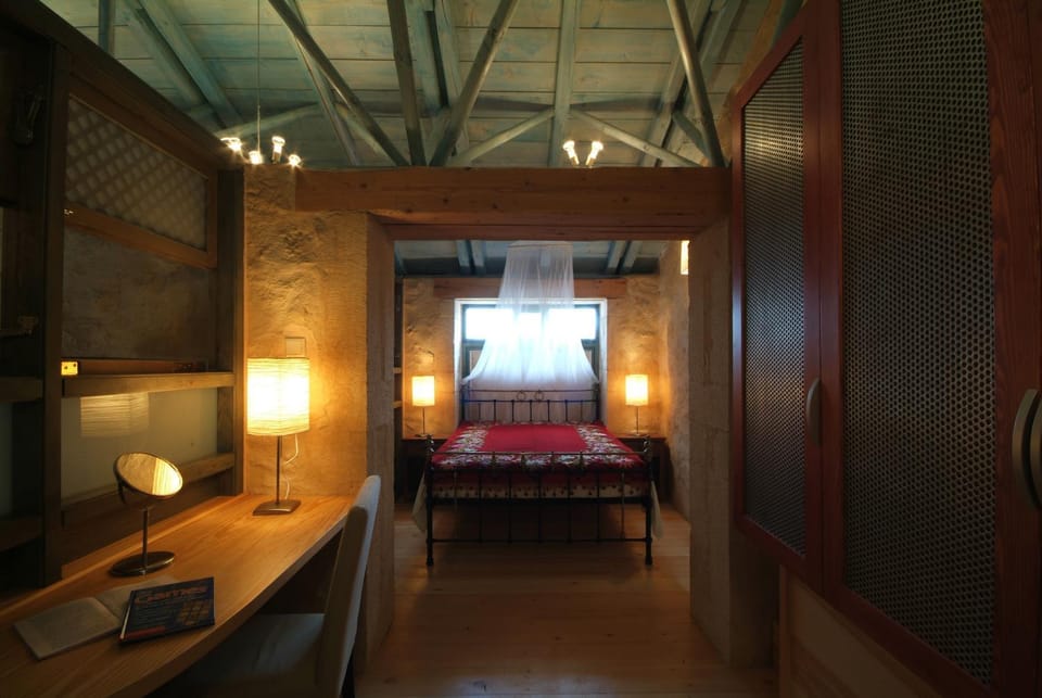 Bed, Photo of the whole room, Seating area, Bedroom