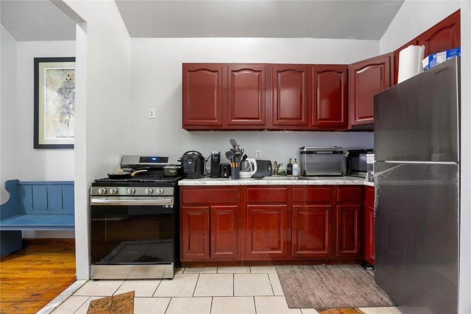 Coffee/tea facilities, Kitchen or kitchenette, dishwasher, microwave, oven, stove, toaster