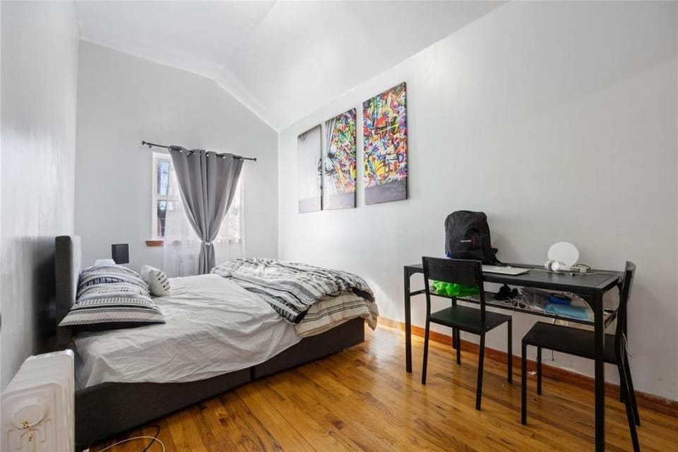 Bed, Photo of the whole room, Seating area, Bedroom