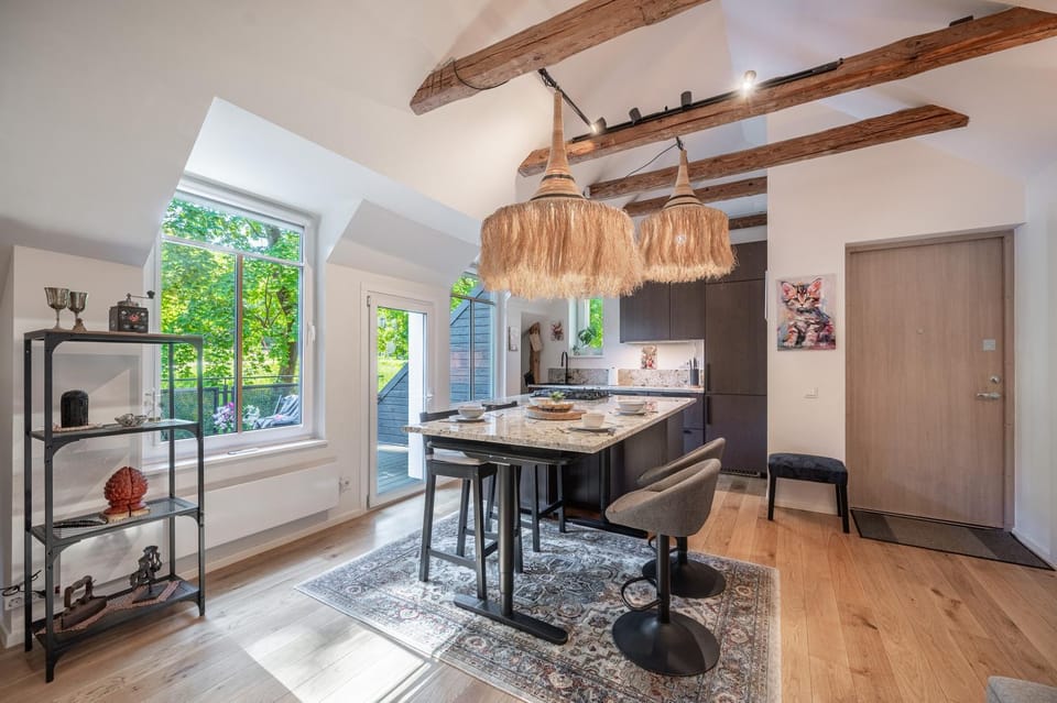 Kitchen or kitchenette, Seating area, Dining area