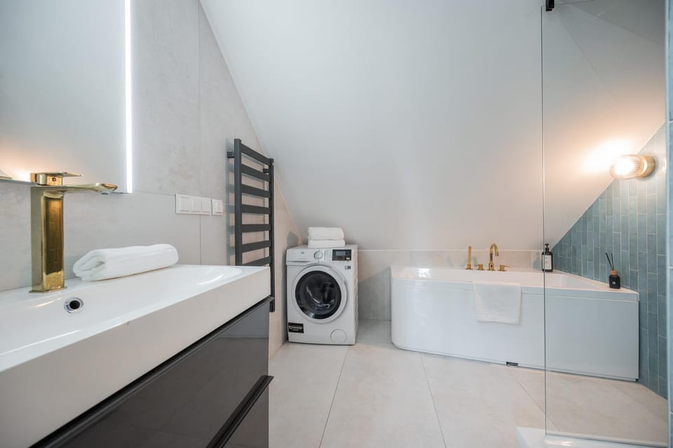 Bath, towels, washing machine