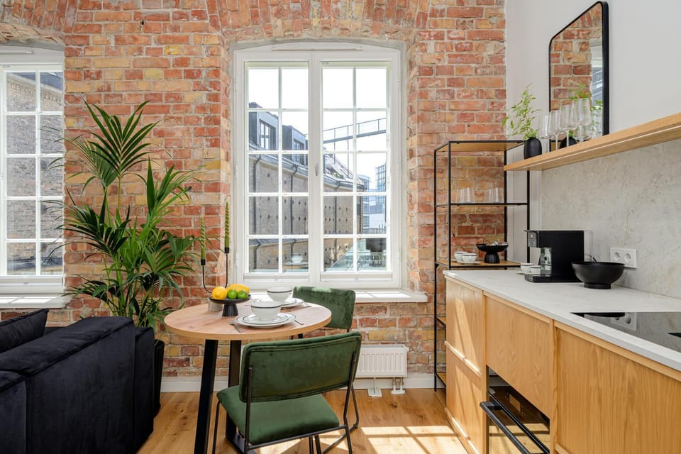 Coffee/tea facilities, Kitchen or kitchenette, Seating area, Dining area