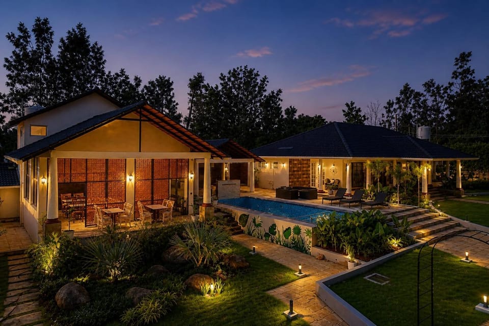 Restaurant/places to eat, Night, Swimming pool