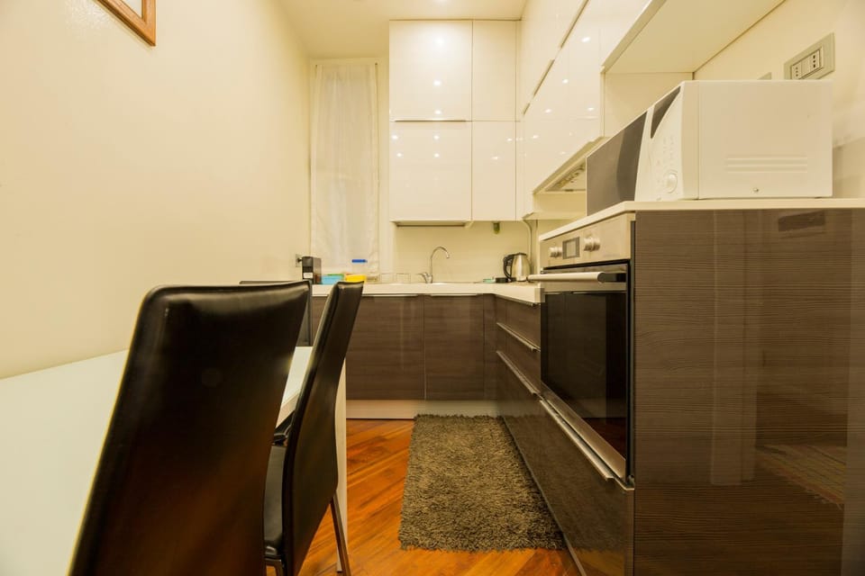 Kitchen or kitchenette, Dining area, oven