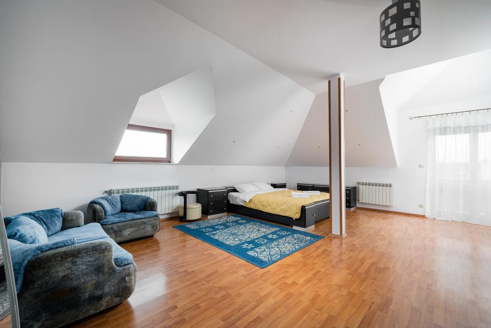 Bed, Seating area