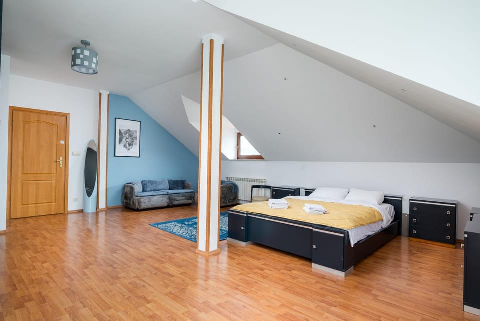 Bed, Photo of the whole room, Seating area, Bedroom