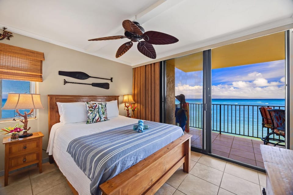 Oceanfront Corner-Unit Large Lanai Amazing Sunsets Views House in Kahana