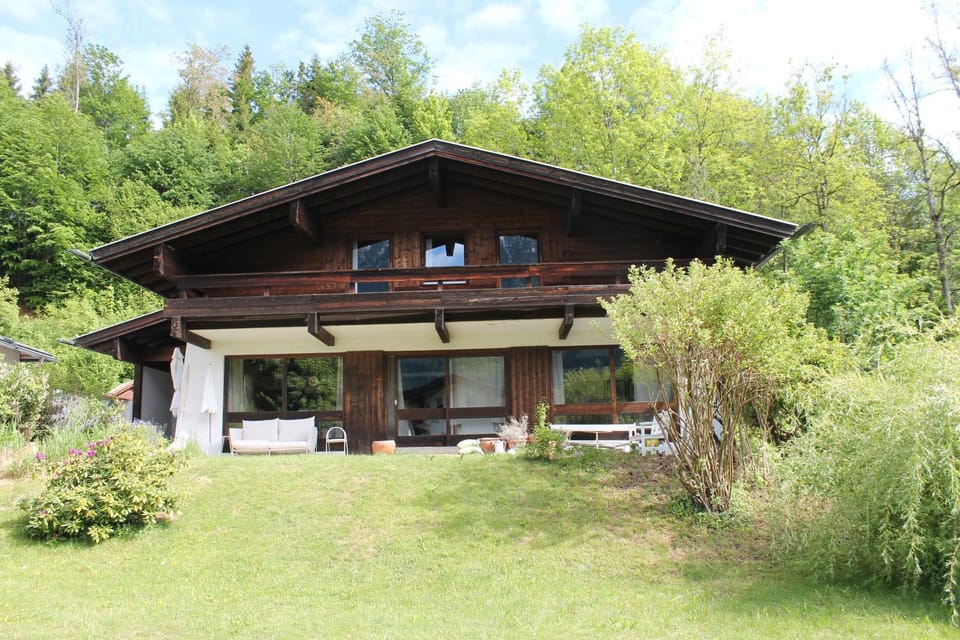 Property building, Day, Balcony/Terrace