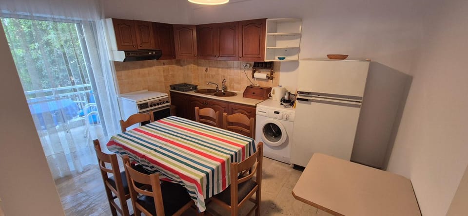Photo of the whole room, Dining area, oven, washing machine, kitchen