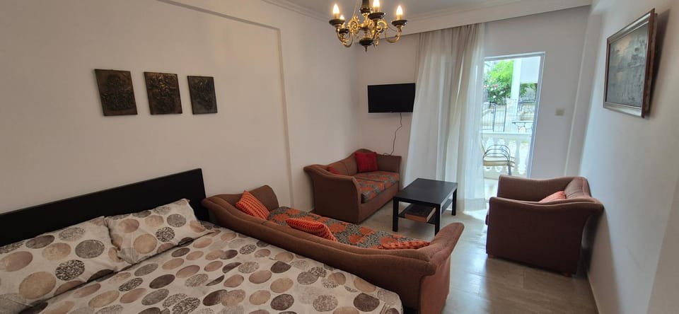 Bed, TV and multimedia, Living room, Photo of the whole room